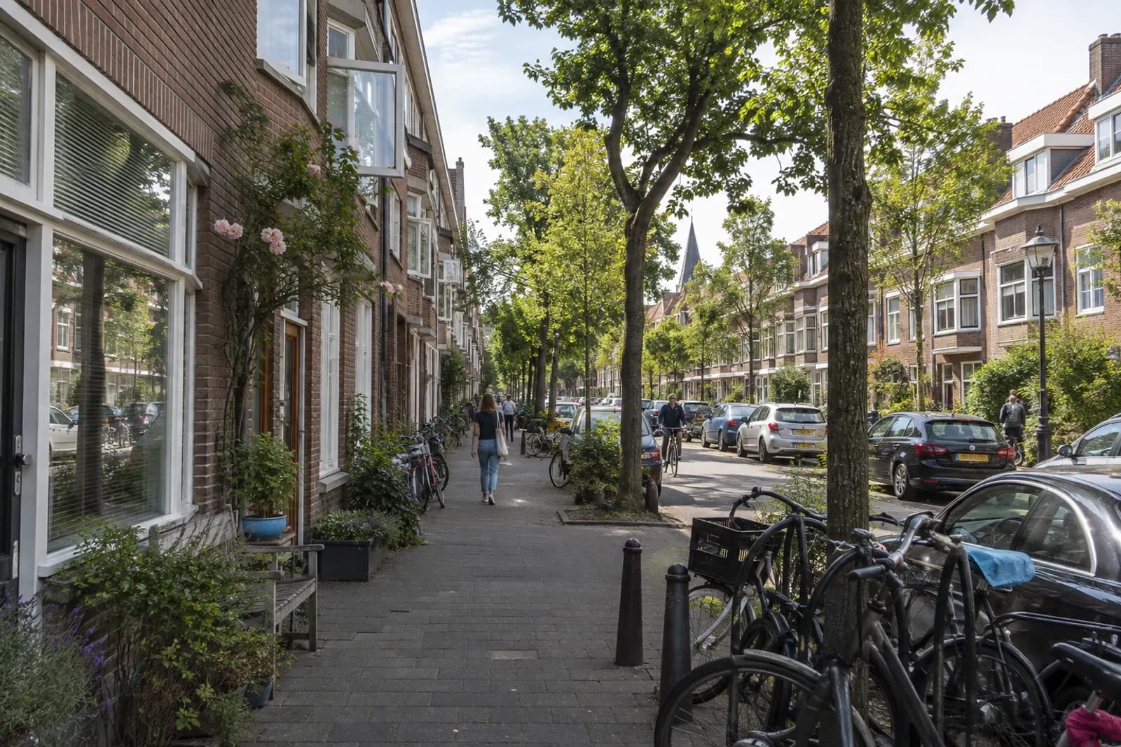 Woonstraat met rijtjeshuizen in Den Haag