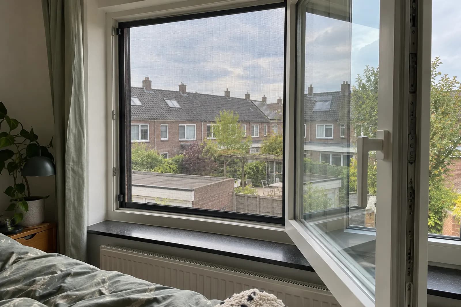 Raamhor op maat in het kozijn van een draai-kiepraam