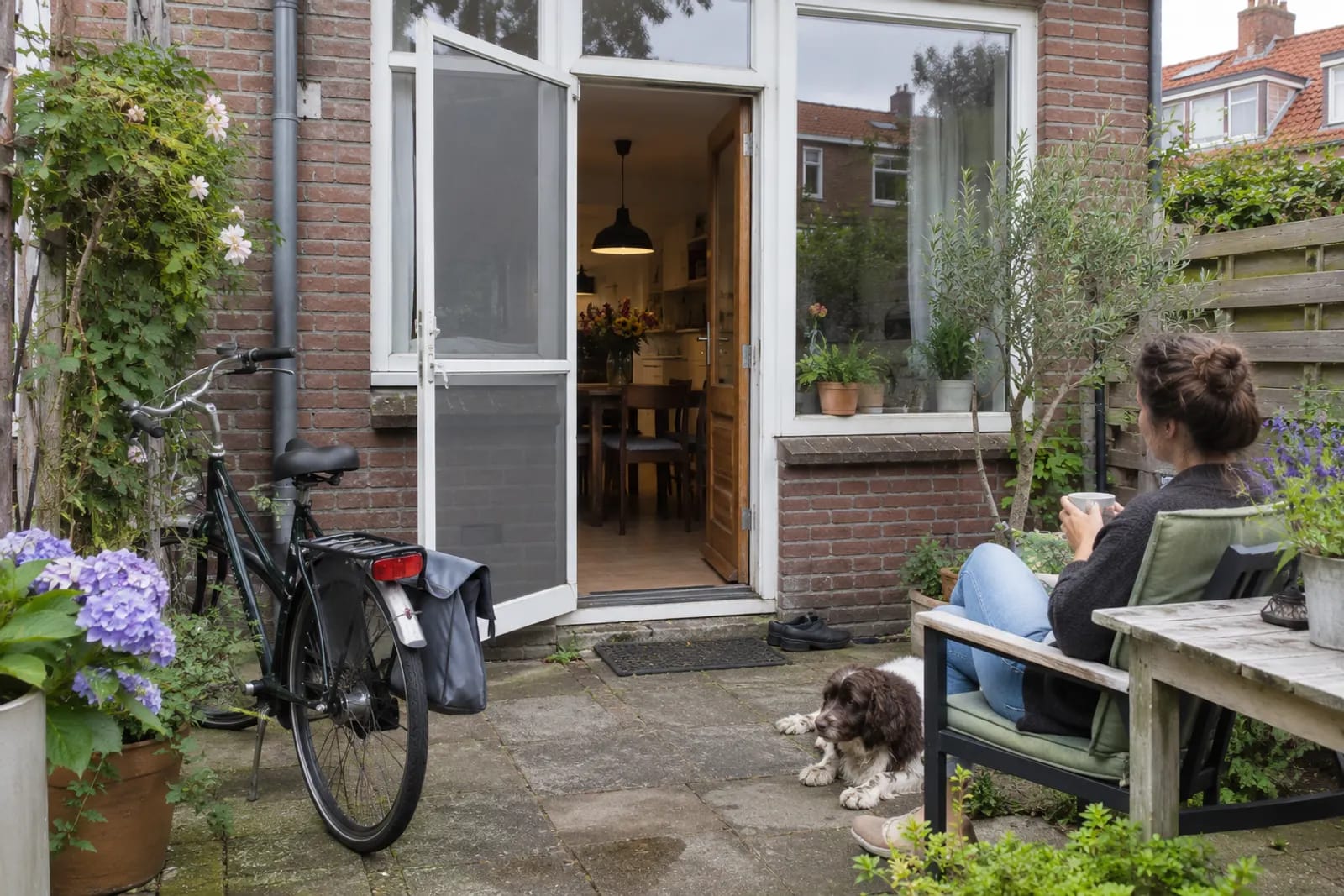 Hordeur op maat voor een achterdeur die openstaat naar de tuin