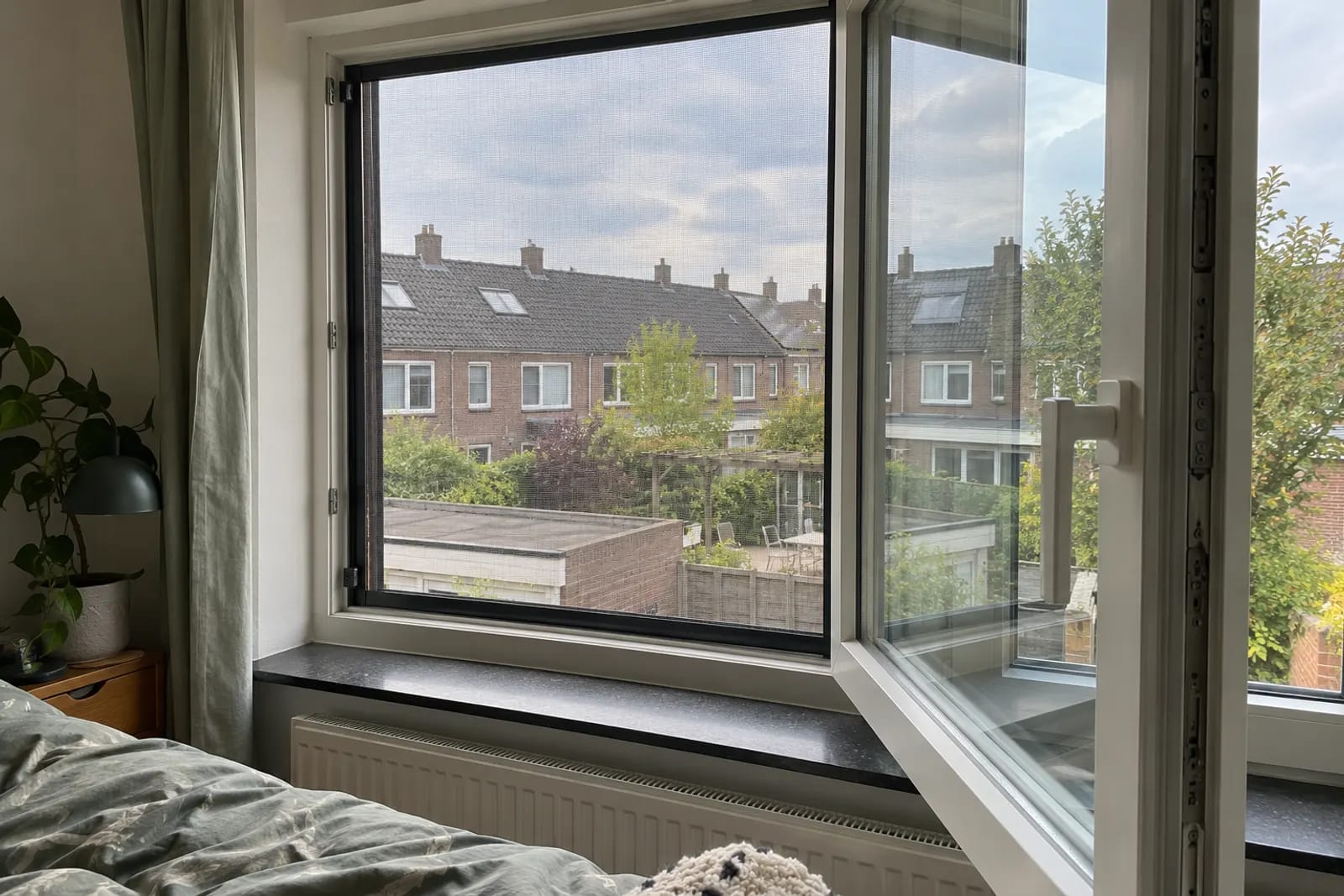 Raamhor op maat in het kozijn van een draai-kiepraam