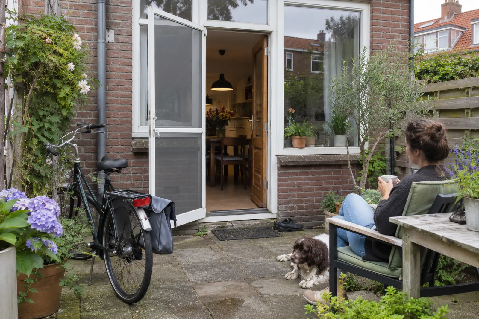 Hordeur op maat voor een achterdeur die openstaat naar de tuin