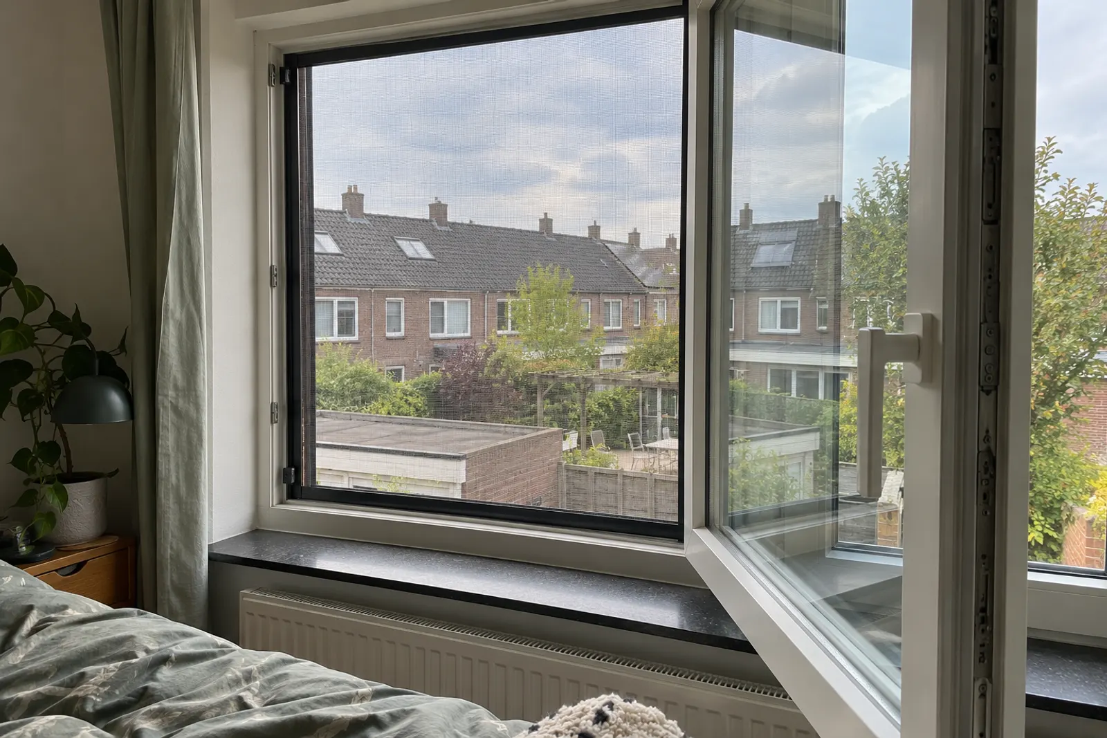 Raamhor op maat in het kozijn van een draai-kiepraam
